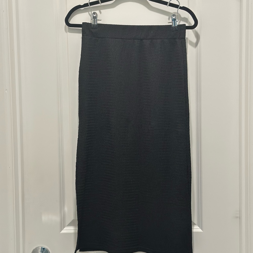 Elegant Black Midi Skirt with Slit